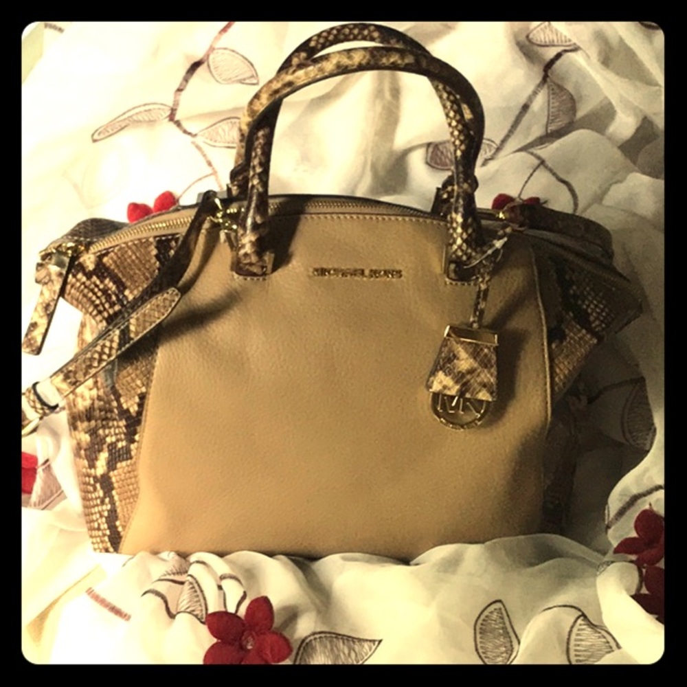 Michael Kor’s Large Satchel💃🏽💃🏽💃🏽